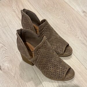Qupid Taupe Perforated Peep Toe Ankle Booties Chunky Heel Size 6